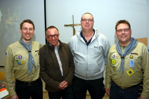 Ausgeschieden als Vorsitzender der Pfadfinder ist Andre Löckener (links). Im Amt bleibt sein "Co" Stephan Saggau (rechts), der nun Martin Böhner (2.v.r.) als neuen Vorsitzendenkollegen hat. Mit dabei: Pastoralreferent Werner Heckmann als Stammeskurat.