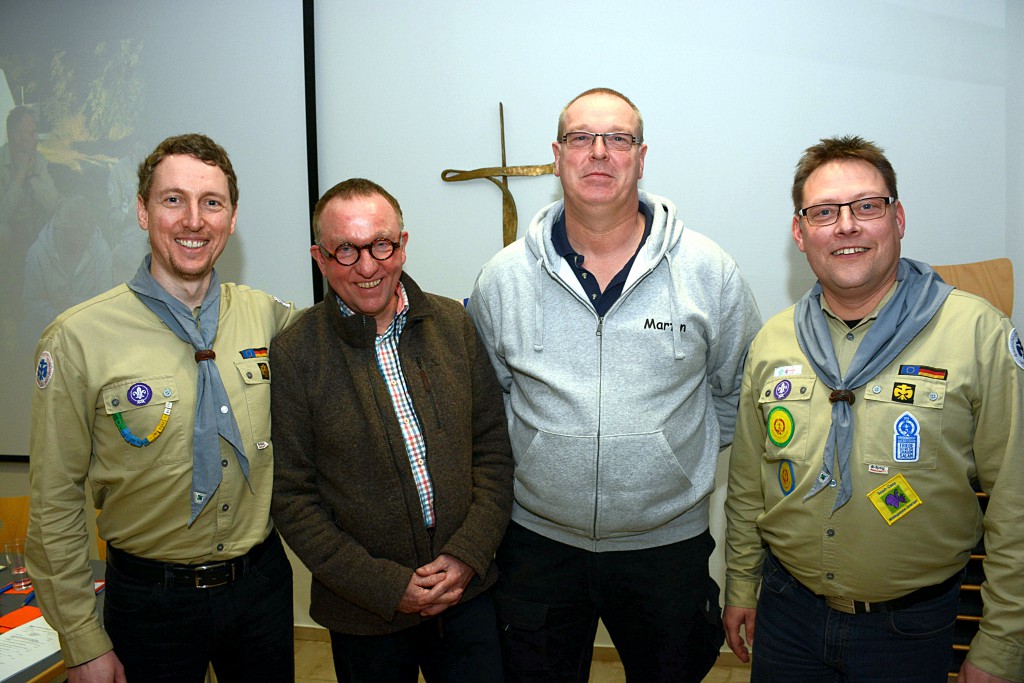 Ausgeschieden als Vorsitzender der Pfadfinder ist Andre Löckener (links). Im Amt bleibt sein "Co" Stephan Saggau (rechts), der nun Martin Böhner (2.v.r.) als neuen Vorsitzendenkollegen hat. Mit dabei: Pastoralreferent Werner Heckmann als Stammeskurat.
